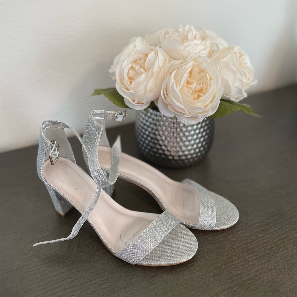 Size 8 W silver sparkle heel